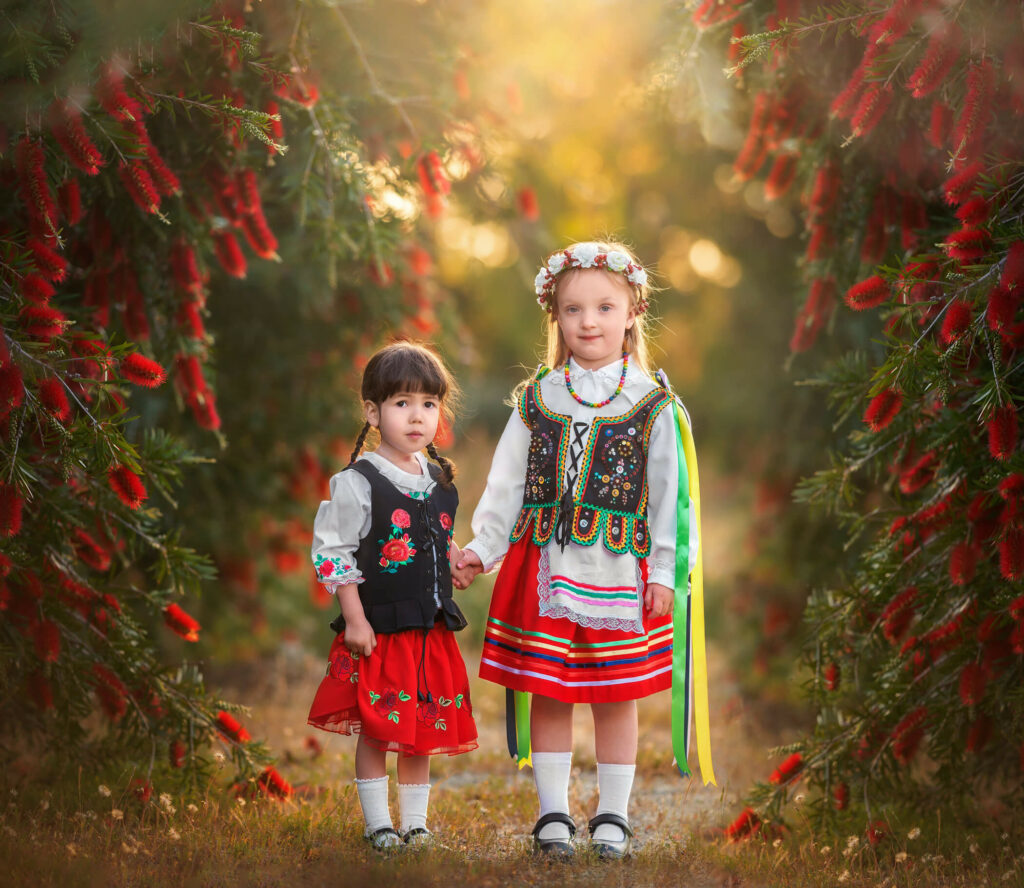 Perth children holding hands during an outdoor children photography session in a Daniella Reserve